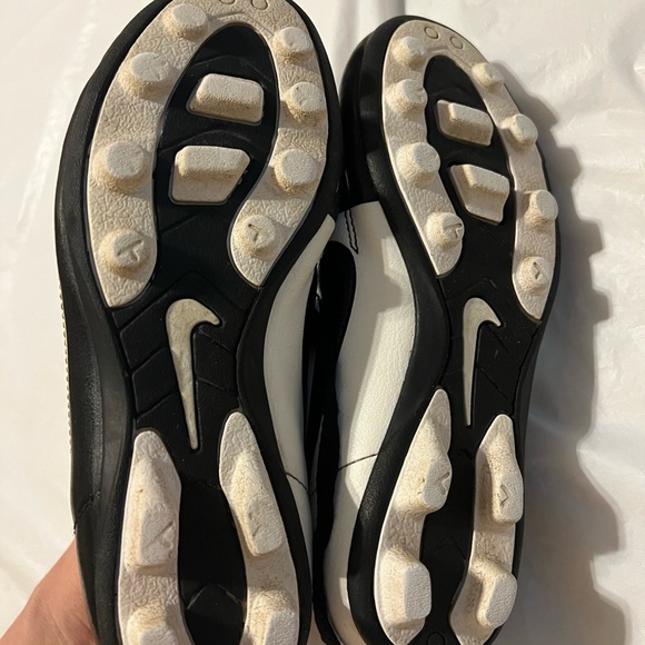 Nike Cleats Shoes for Boys - Picture 2 of 7